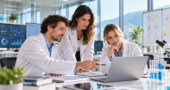 Collaborazione scientifica in laboratorio moderno